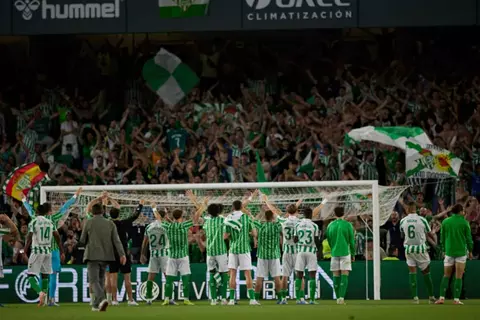 "تجربة متكاملة في قلب إشبيلية".. ريال بيتيس يطلق أكاديمية عالمية للاعبين فوق 18 عامًا